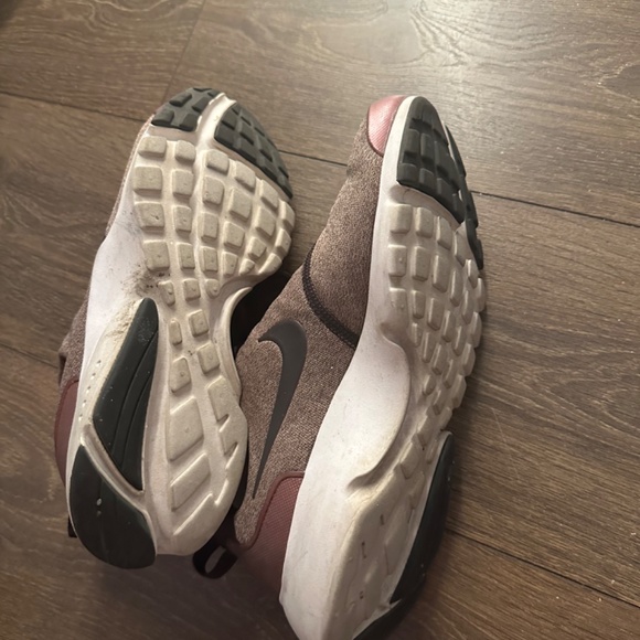 Nike pink fabric running shoe - Picture 4 of 4